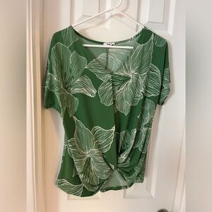 West K women’s size medium green floral twist front top t-shirt flattering fit